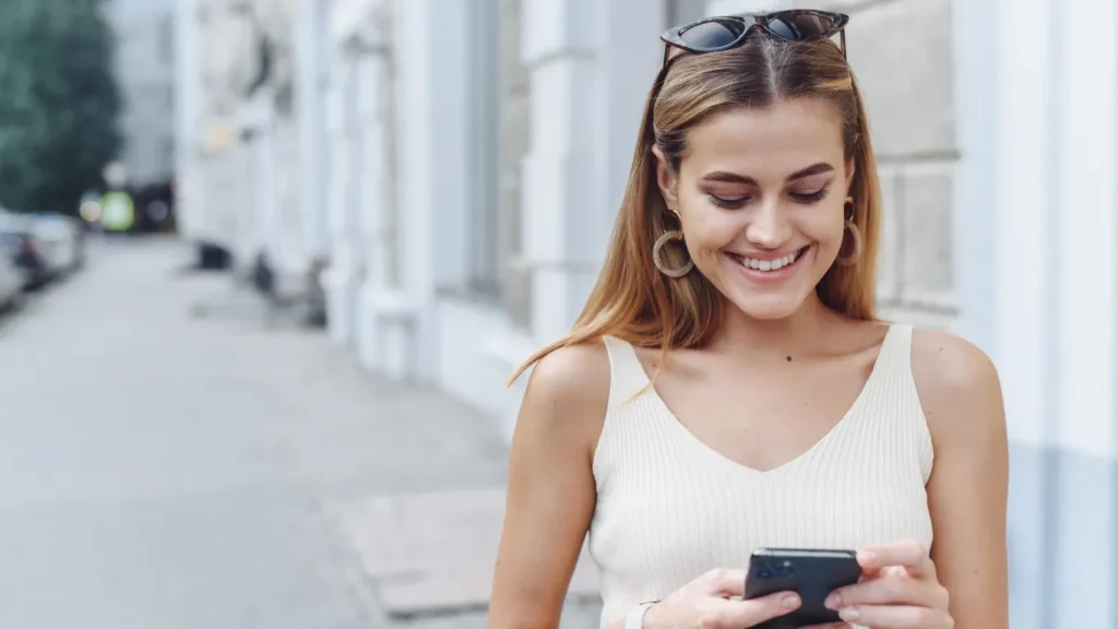 Chica con móvil portada post mejores apps de viaje