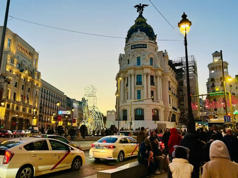 Edificio con un ángel en el tejadoFotografía:glutendtrotters.com