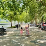 Niña y madre paseando por la ría de Bilbao Fotografía: glutendtrotters.com