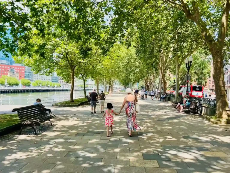 Niña y madre paseando por la ría de Bilbao Fotografía: glutendtrotters.com