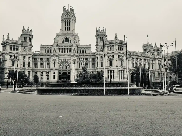 Palacio antiguo que se utiliza como ayuntamiento en Madrid. Palacio de Cibeles.Fotografía: glutendtrotters.com