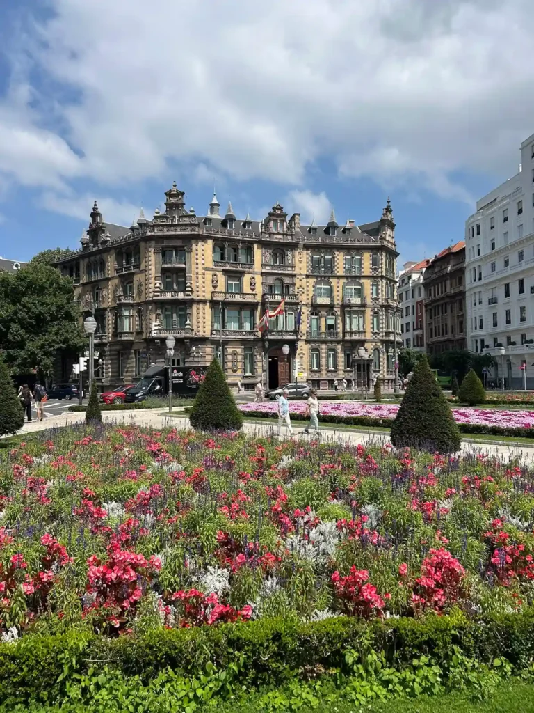 Plaza de Moyúa con edificio verde al fondo