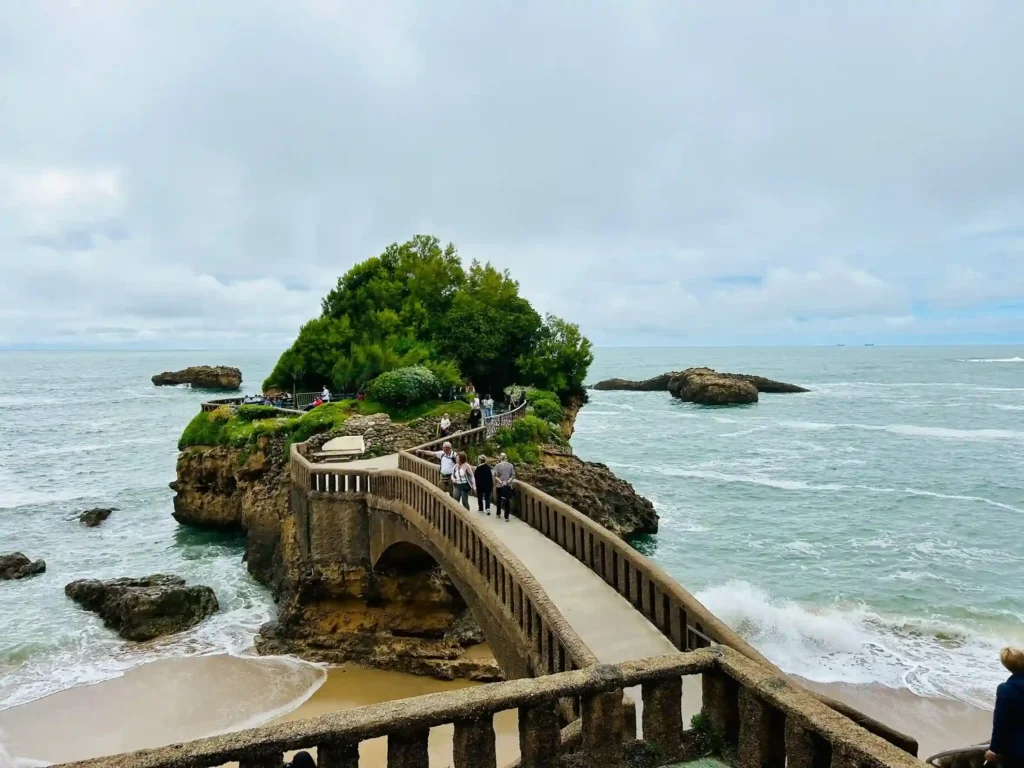 Islote unido por un puente en Biarritz Fotografía: glutendtrotters.com