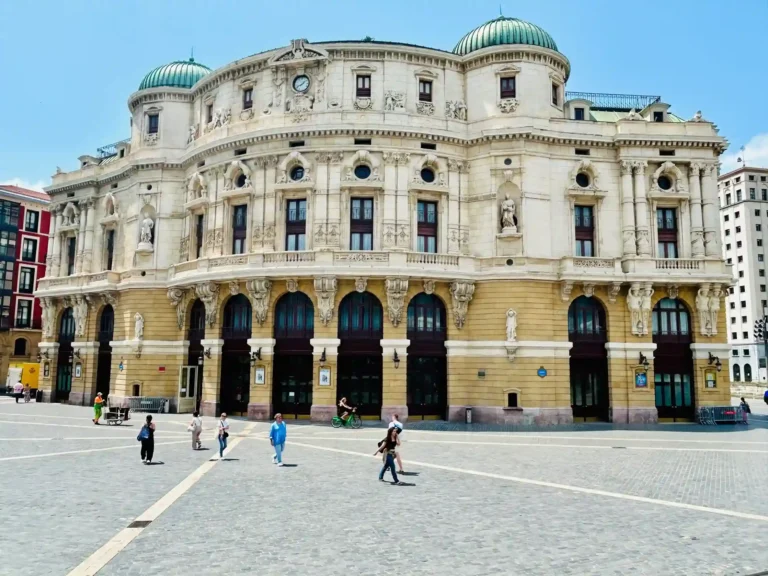 Edificio antiguo en Bilbao que se utiliza como teatro (Teatro Arriaga) Fotografía:glutendtrotters.com