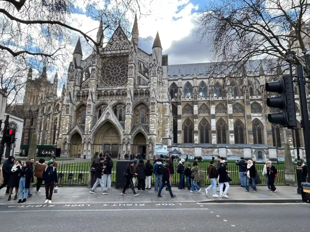 Edificio antiguo estilo eclesiástico

Abadía de Westminster

Fuente: glutendtrotters.com