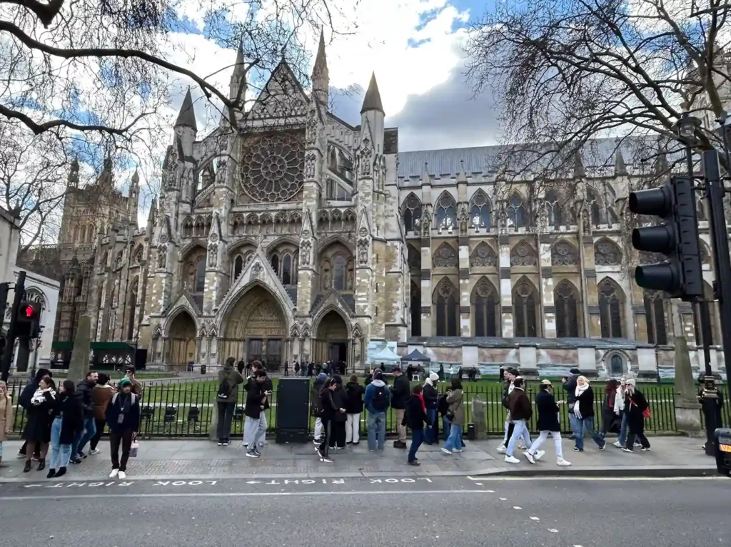 Edificio muy antiguo con gente mirando.

Abadía de Westminster

Fuente: Glutendtrotters.com