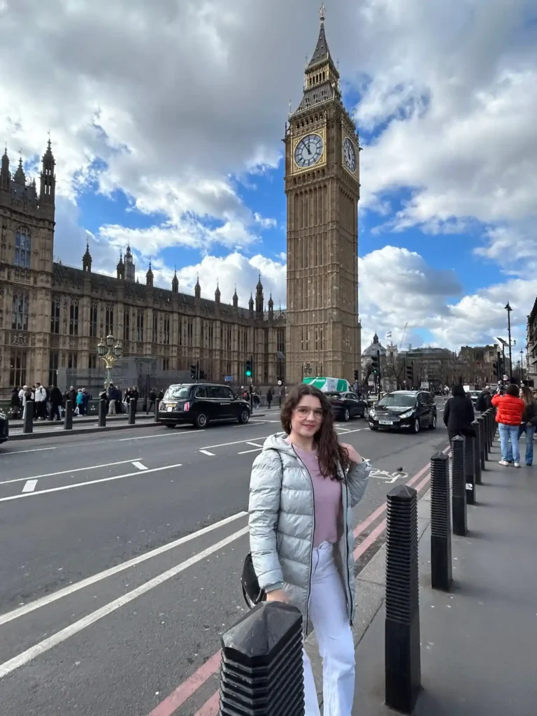 Chica posando con el Big Ben de fondo

Fuente: Glutendtrotters.com