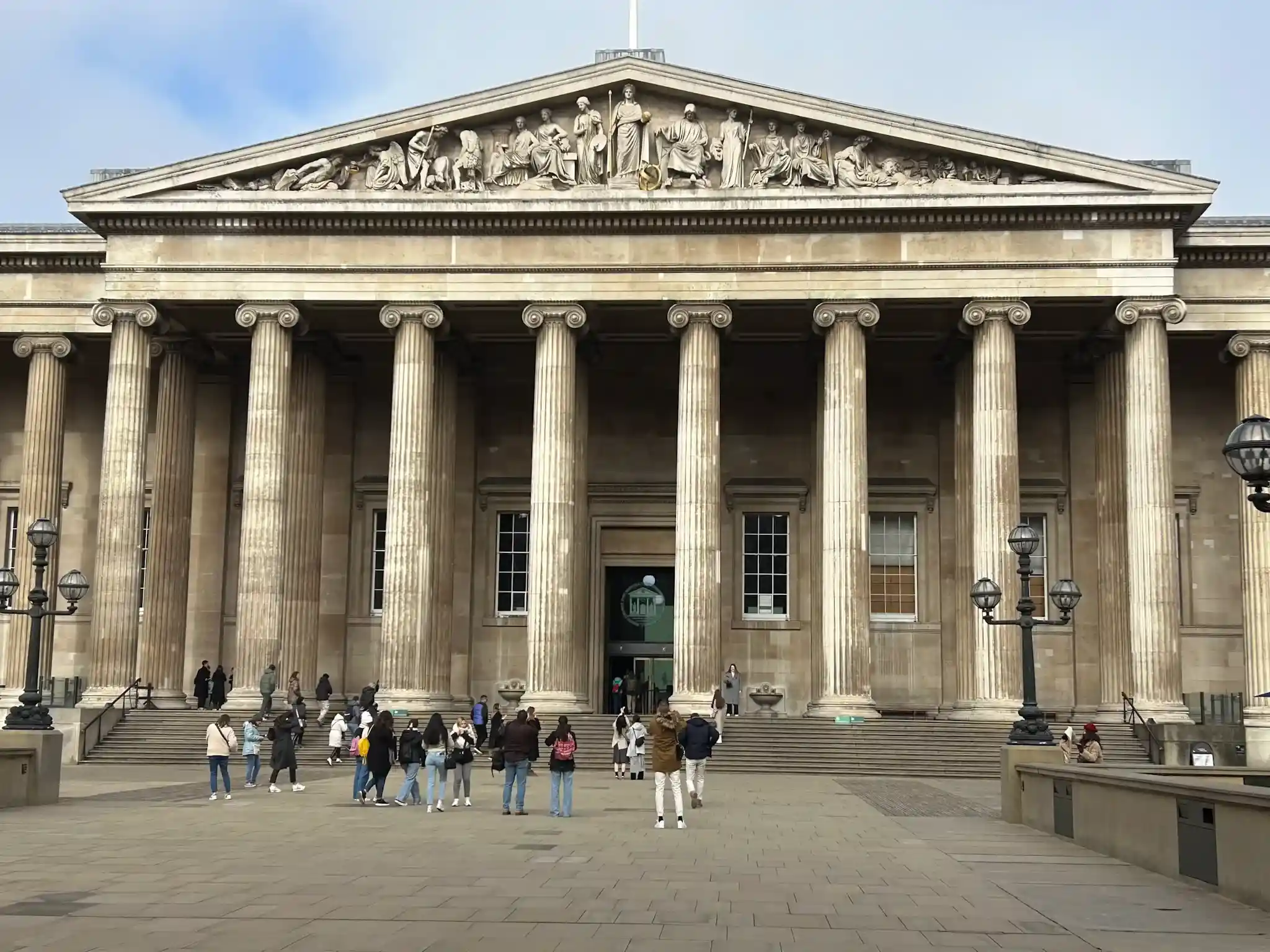 Edificio antiguo con columnas

British Museum

Fuente: glutendtrotters.com