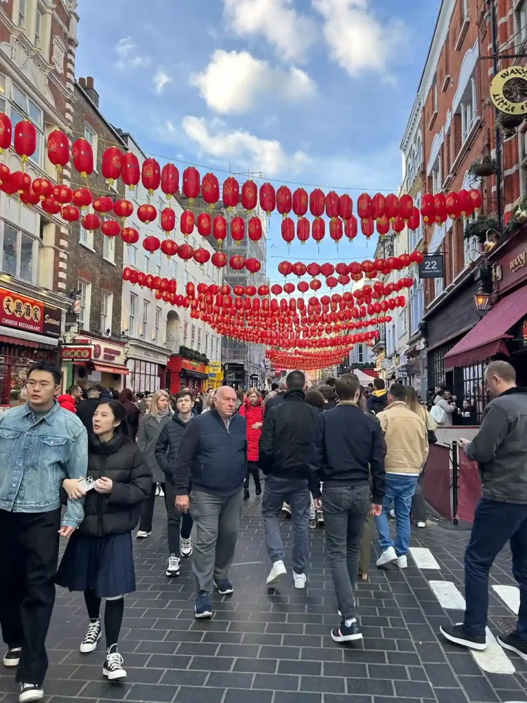 Calle con farolillos rojos y mucha gente

Chinatown en Londres

Fuente: glutendtrotters.com