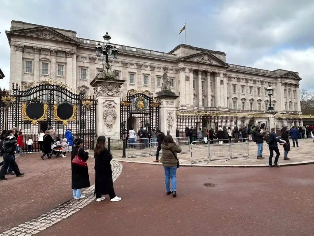 Edificio muy grande con una valla negra.

Buckingham Palace

Fuente: glutendtrotters.com