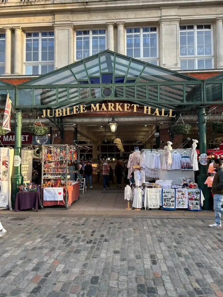 Entrada a un mercado de objetos antiguos

Jubilee Market Hall

Fuente: glutendtrotters.com