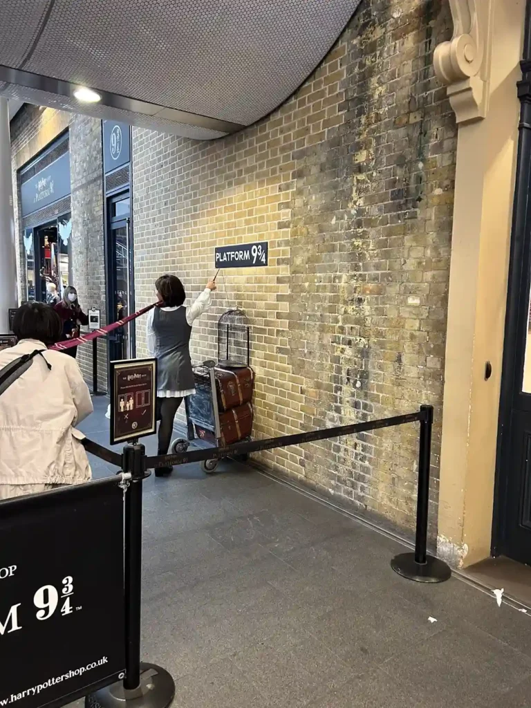Chica posando con una maletas y un carrito entrando en una pared (Harry Potter)

King Cross y el andén 9 y 3/4

Fuente: glutendtrotters.com