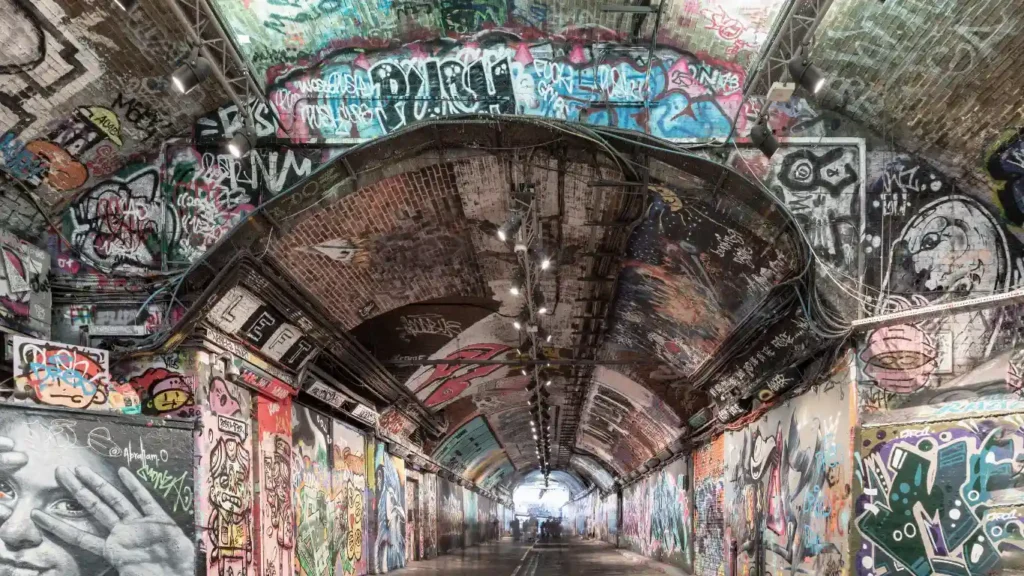 Túnel lleno de graffitis

Leake Street Arches

Fuente: canva.com