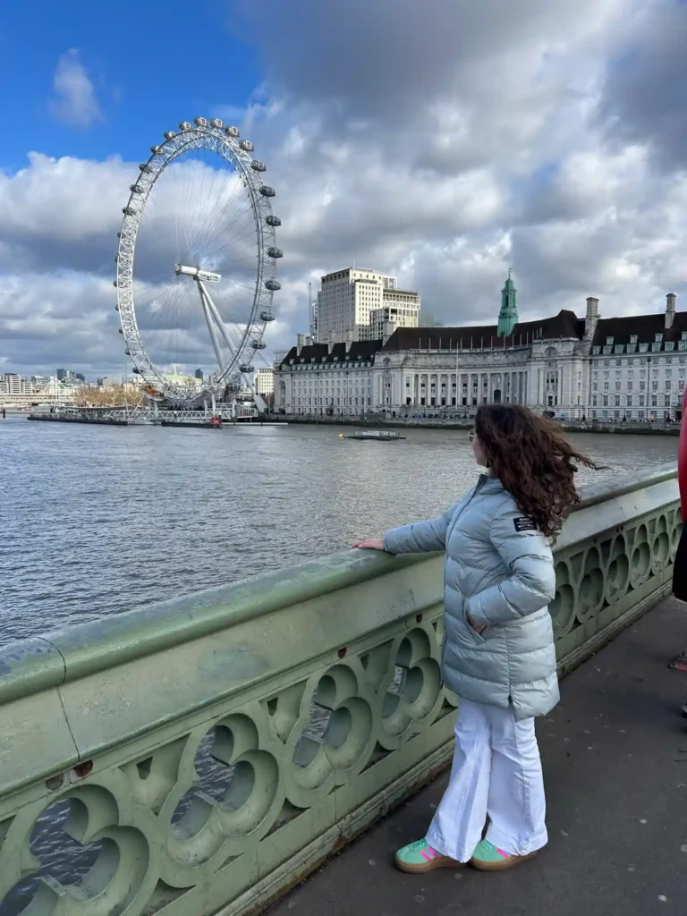 Chica en un puente con una noria al fondo

London Eye en Londres

Fuente: glutendtrotters.com