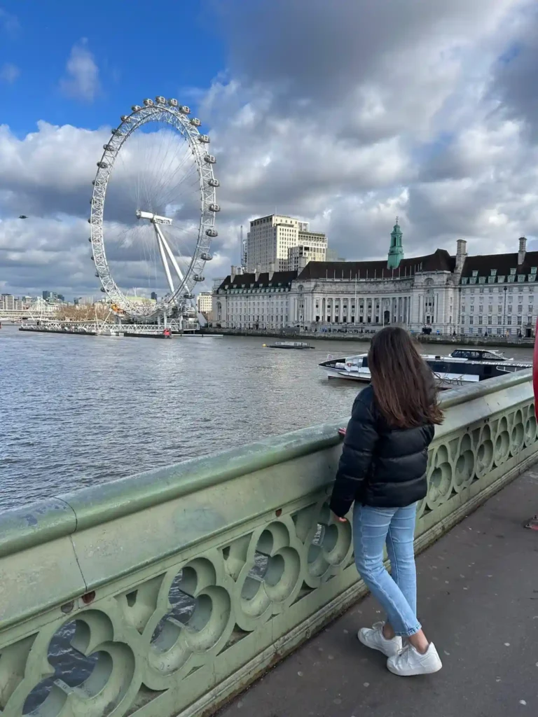 Noria muy grande con una niña posando 

London Eye

Fuente: glutendtrotters.com