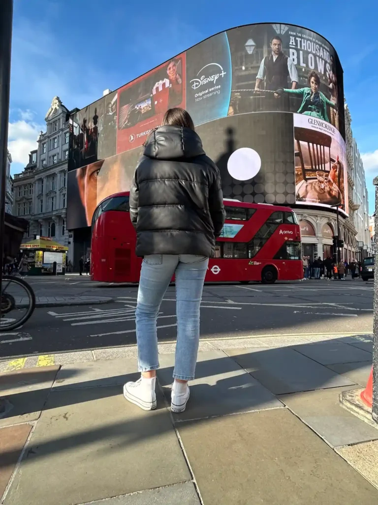 Niña posando con grandes pantallas en un edificio

Piccadilly Circus

Fuente: glutendtrotters.com