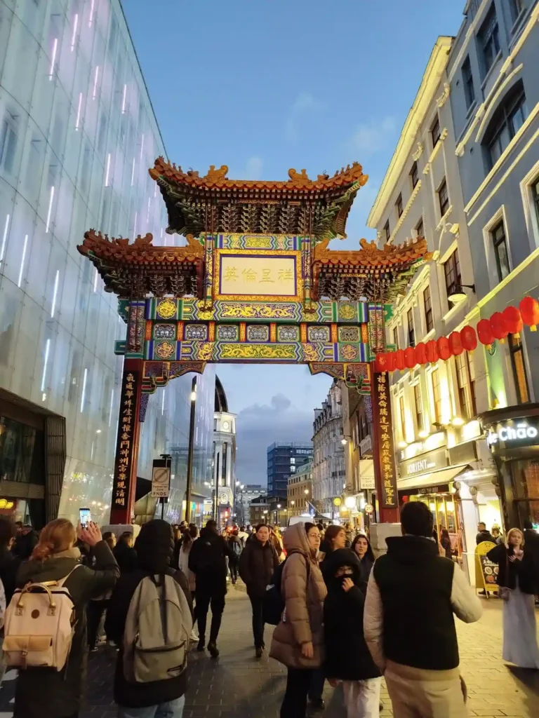 Puerta de estilo chino en una calle

Puerta de entrada a Chinatown en Londres

Fuente: glutendtrotters.com