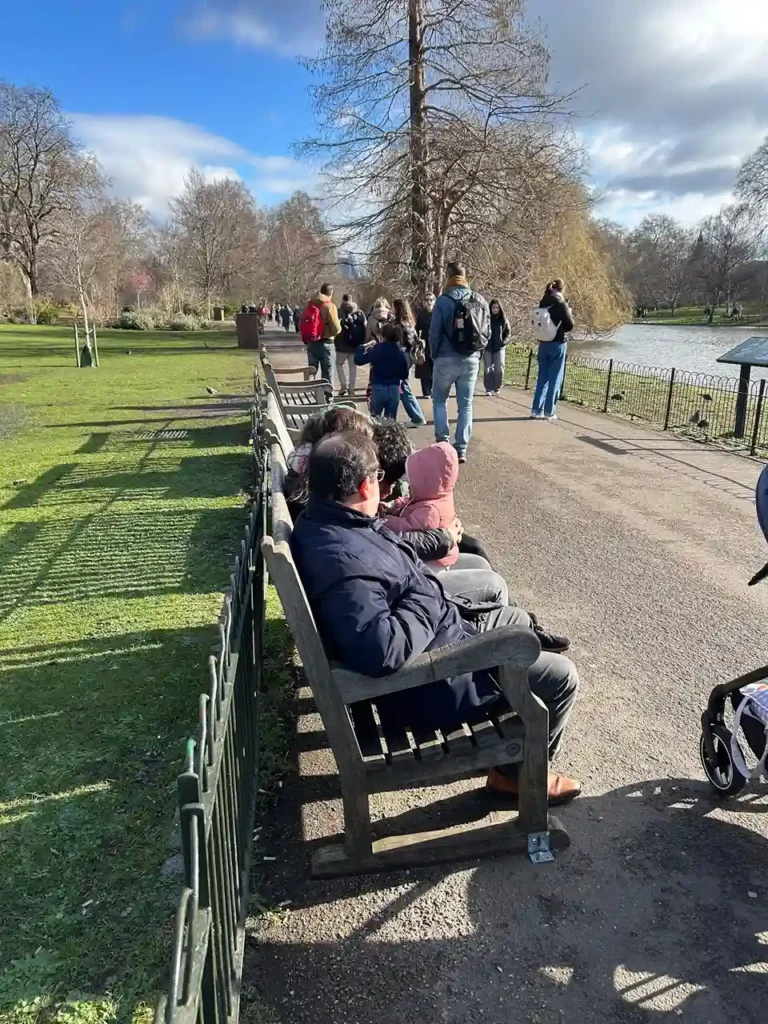 Personas sentadadas en un banco de un parque

St James's Park en Londres

Fuente: glutendtrotters.com
