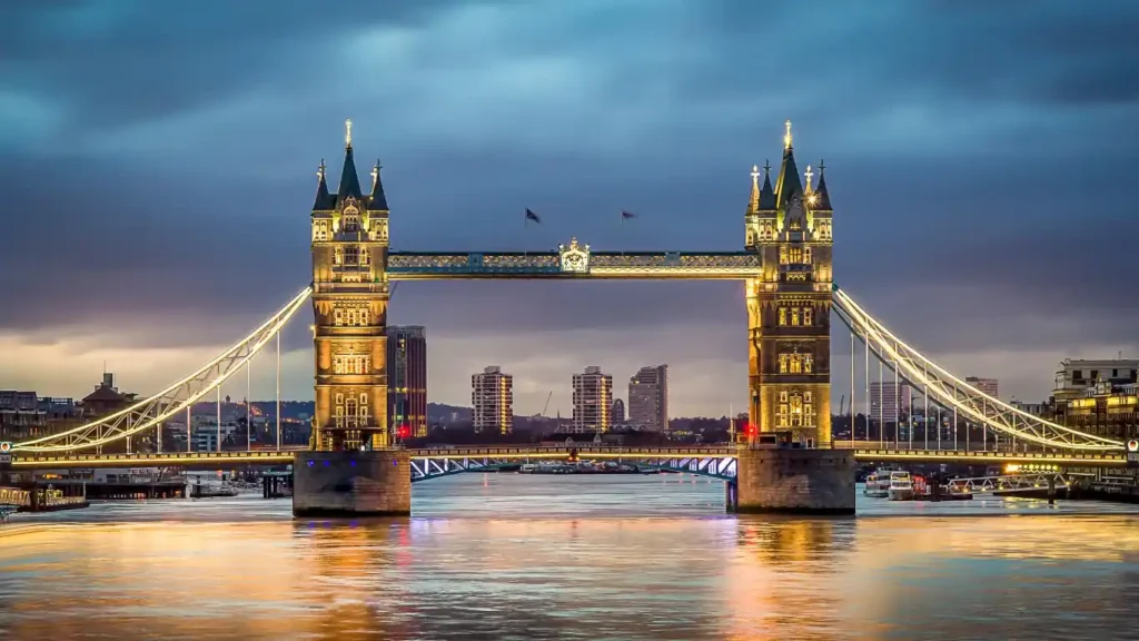 Puente formado por dos torres gemelas

Tower Bridge

Fuente: canva.com