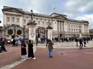 Gente paseando y un palacio al fondo