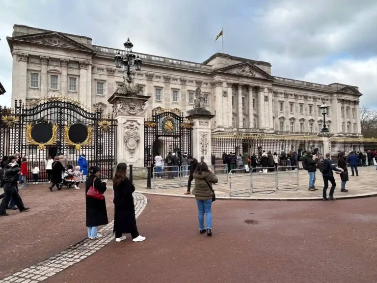 Gente paseando y un palacio al fondo