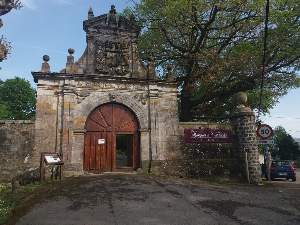 Entrada de piedra a una finca con arco. Finca del Marqués de Valdecilla