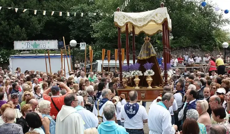 Gente llevando a la virgen del Carmen