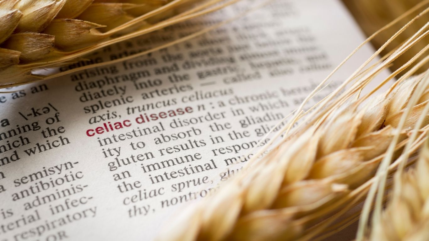espigas de trigo y un libro que pone "celiac disease"
