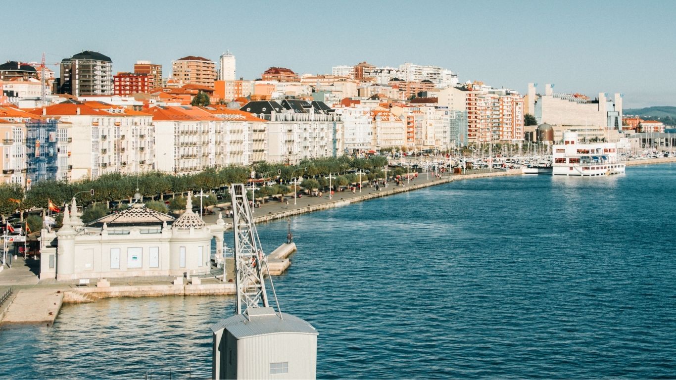 Bahía y edificios al fondo. Bahía de Santander