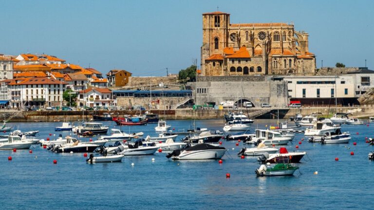 Foto de una iglesia al fondo. Castro Urdiales