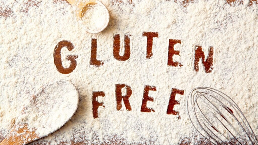 Harina en una mesa y escrito en ella "Gluten Free"