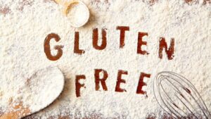 Harina en una mesa y escrito en ella "Gluten Free"