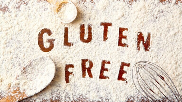 Harina en una mesa y escrito en ella "Gluten Free"