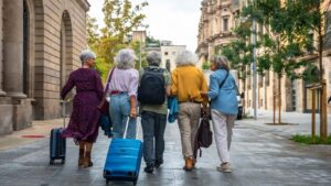 Mujeres jubiladas andando por una calle