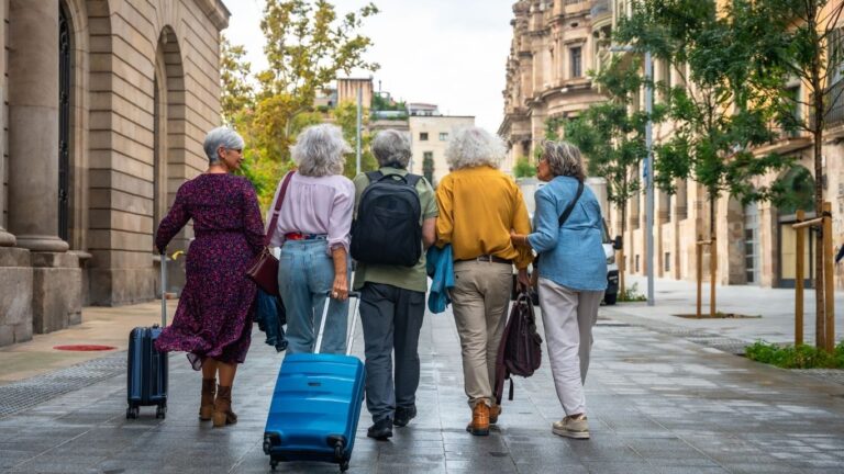 Mujeres jubiladas andando por una calle