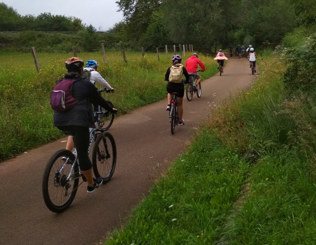 Personas en bicicleta. Senda verde del Pas