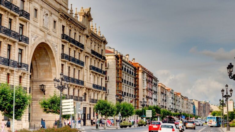 Edificio de piedra arenisca con un arco en medio