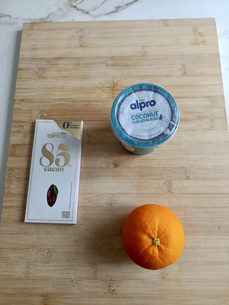ingredientes para la corteza de yogur sin gluten: chocolate negro sin azúcar, yogur de coco y naranja