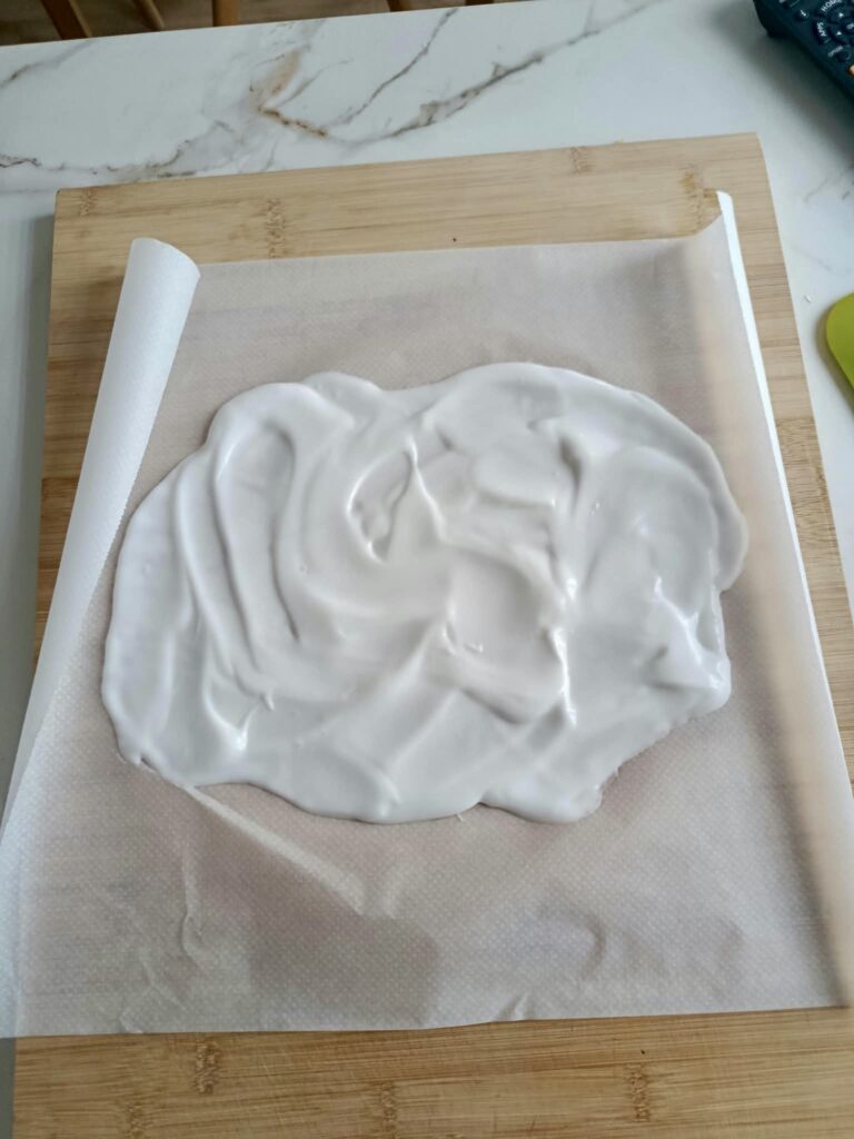 yogur de coco extendido en una capa fina sobre papel de cocina