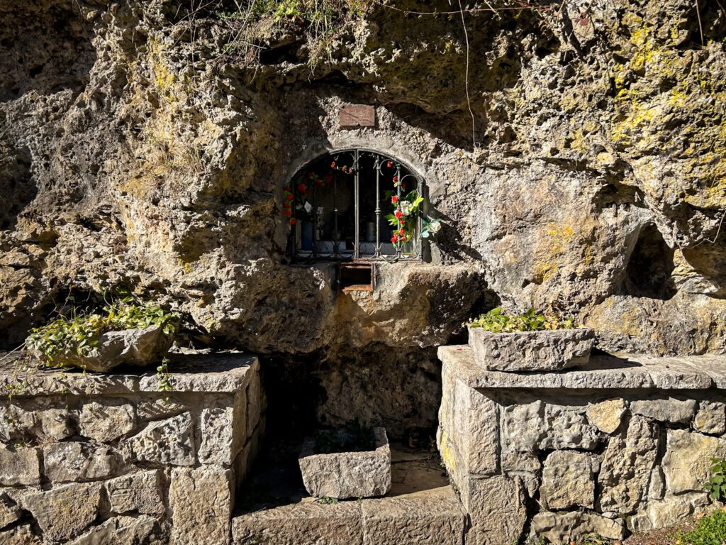 Altar de piedra de una virgen. fontibre