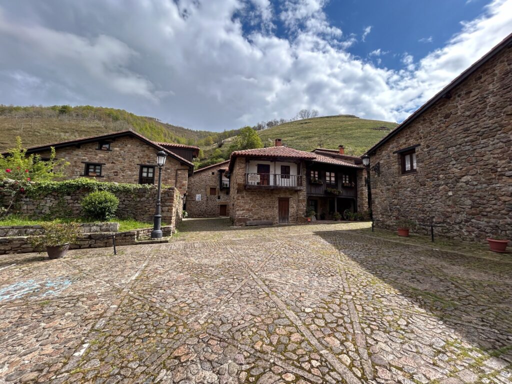 Suele empedrado y casas de piedra. Bárcena Mayor