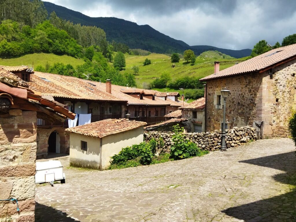 Suelo empedrado y casonas montañesas. Carmona