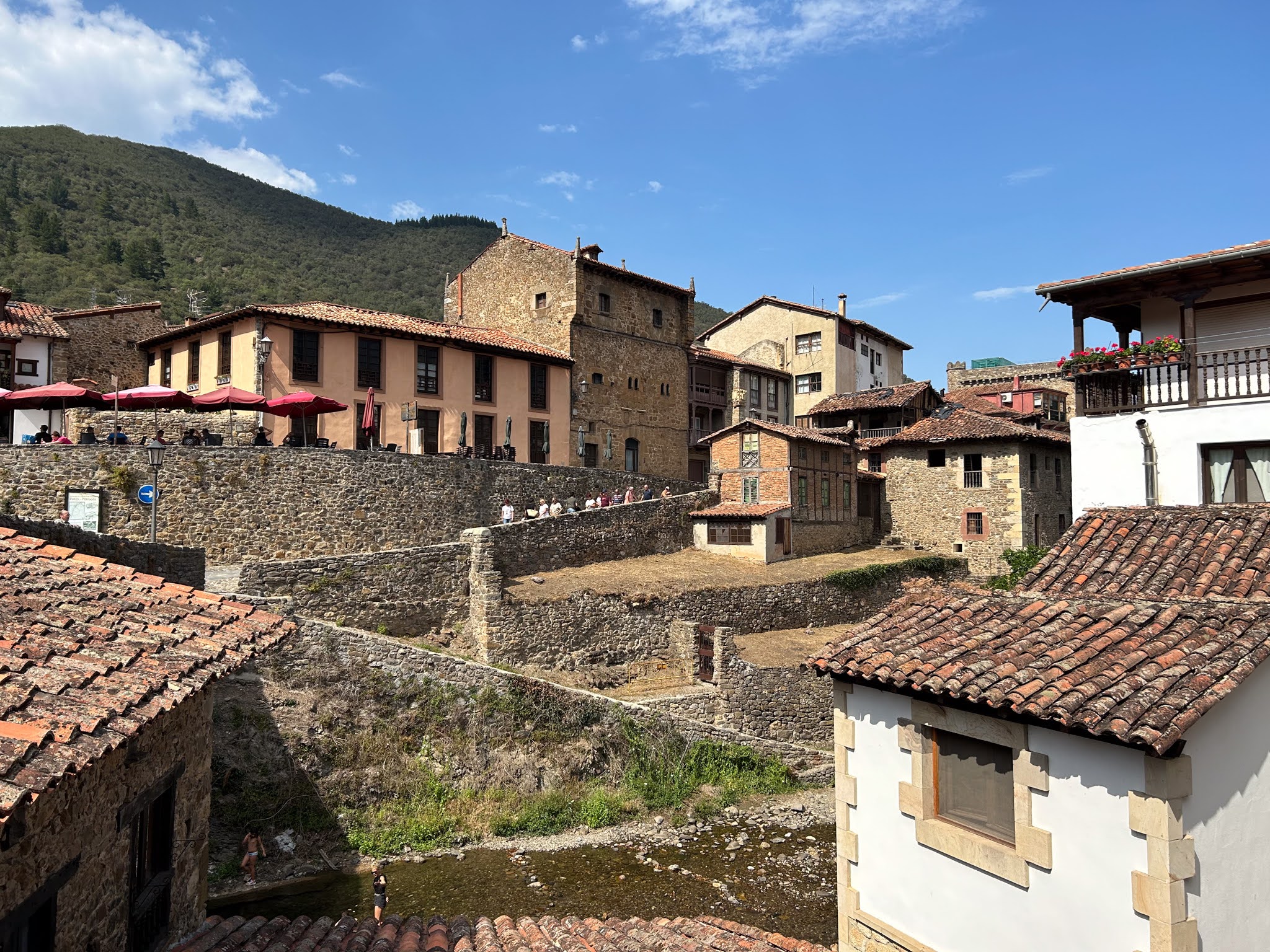 Conjunto de casas de piedra. Potes