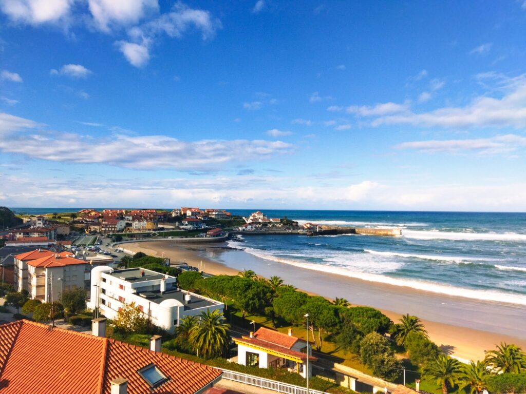 pueblo con playa. Comillas