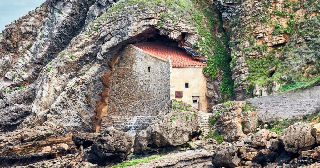 Ermita excavada en piedra