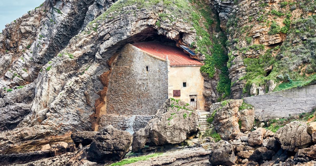 Ermita excavada en piedra