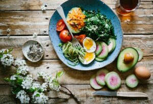 plato de verduras en una mesa de madera