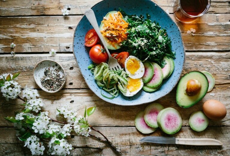 plato de verduras en una mesa de madera