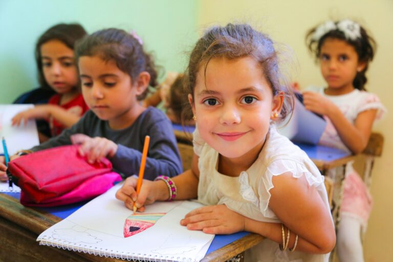 niña dibujando en el colegio