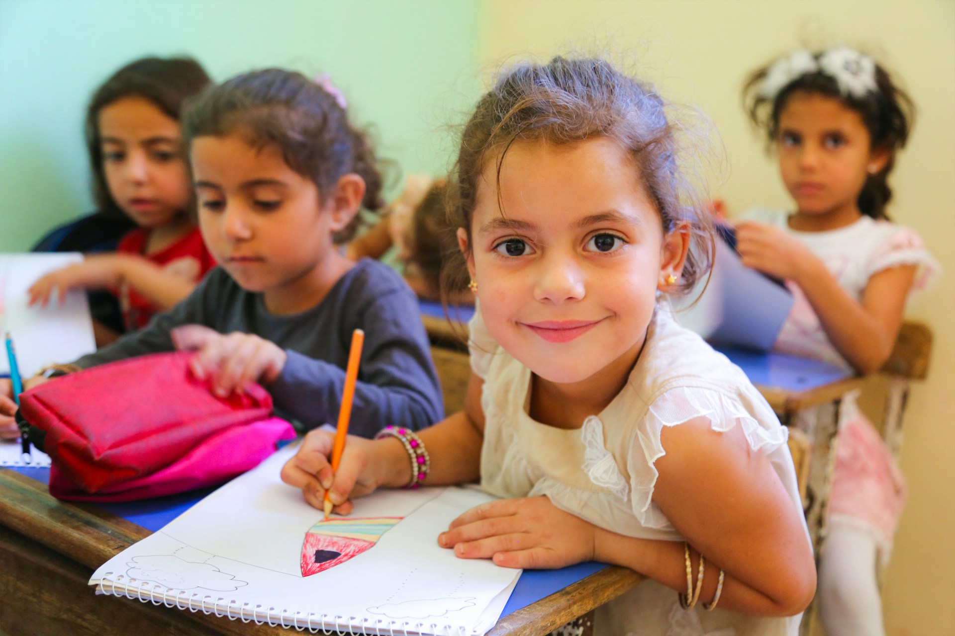 niña dibujando en el colegio